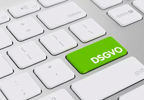 Die Abbildung zeigt einen Ausschnitt einer moderne Computertastatur deren rechten Shifttaste grün ist und auf der DSGVO steht